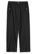Schwarze Hose aus glattem Stoff, mit zwei seitlichen Taschen mit Knopfverschlüssen, einer taillierten Taille und einem lässigen geraden Bein Design.