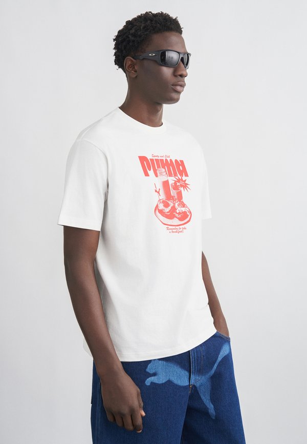 Puma GRAPHIC RELAXED  BREAKFAST TEE - Print T-shirt - white