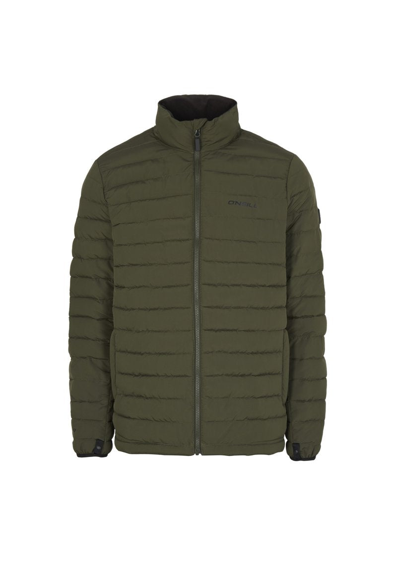 Olivegrüne Steppjacke mit hohem Kragen, Reißverschluss, zwei Seitentaschen und dezentem horizontalem Steppdetail. Markenlogo auf der Brust.