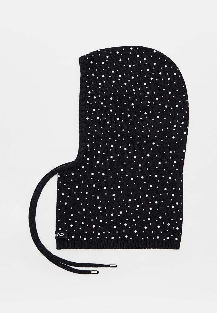 Schwarze gestrickte Kapuze mit weißen Punkten und zwei Kordelzügen mit silbernen Metallenden, flach liegend auf weißem Hintergrund.