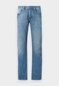 Hellblaue Jeans aus Denim mit geradem Bein, ausgestattet mit einem Knopfverschluss, fünf Taschen und dezenten Stickdetails auf den Gesäßtaschen.
