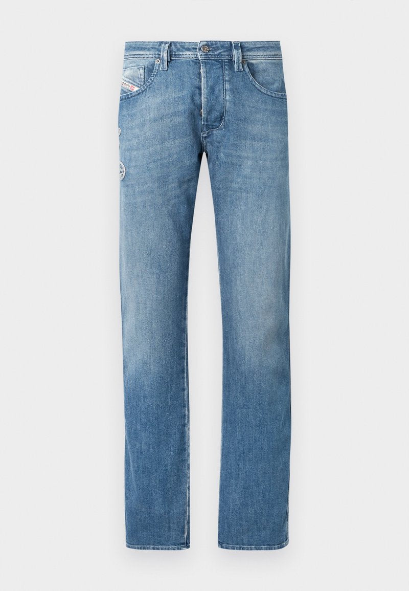 Hellblaue Jeans aus Denim mit geradem Bein, ausgestattet mit einem Knopfverschluss, fünf Taschen und dezenten Stickdetails auf den Gesäßtaschen.