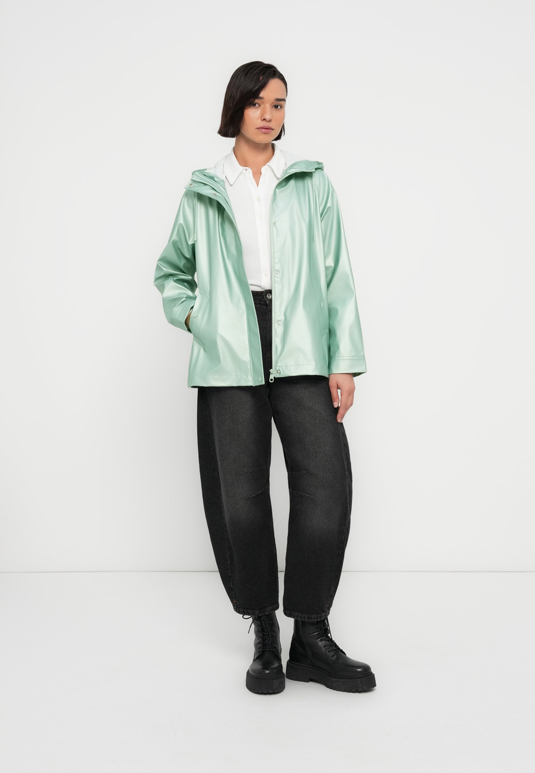ONLEBEN SHINE SHORT Media 2