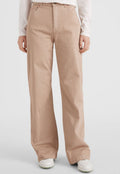 Beige, weite Hose aus einem Baumwollmix. Sie hat eine hohe Taille und dezente Nähten. Getragen mit weißen Sneakern.