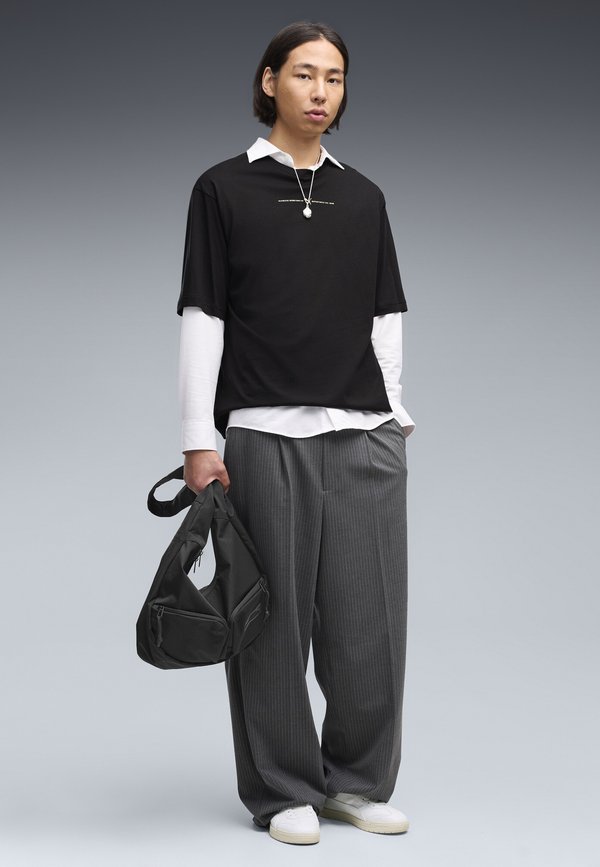 Puma GRAPHICS BOXY FOIL T-SHIRT - Print T-shirt - black