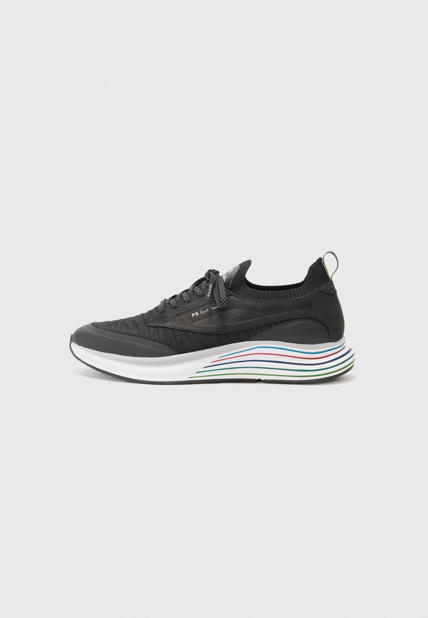 Schwarzer Sportschuh mit strukturiertem Obermaterial, grauen Akzenten und einer mehrfarbigen, gewellten Sohle. Enthält Schnürsenkel und eine Schlaufe an der Ferse.