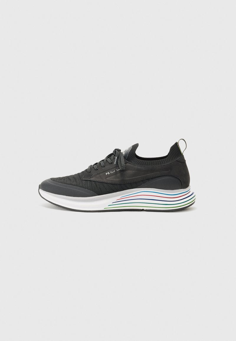 Schwarzer Sportschuh mit strukturiertem Obermaterial, grauen Akzenten und einer mehrfarbigen, gewellten Sohle. Enthält Schnürsenkel und eine Schlaufe an der Ferse.