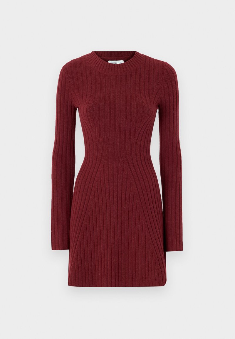 Rippstrickkleid in tiefem Burgunderrot mit langen Ärmeln, rundem Halsausschnitt und einer taillierten Passform, die geometrische Linien für einen strukturierten Look aufweist.