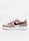 Niedriger beige und hellbrauner Sneaker mit schwarzem Nike-Swoosh, weißer Gummisohle und Schnürverschluss.