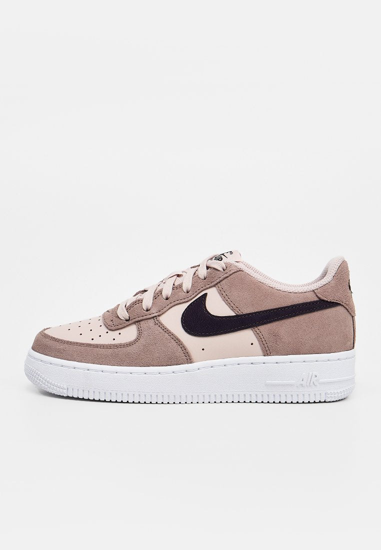 Niedriger beige und hellbrauner Sneaker mit schwarzem Nike-Swoosh, weißer Gummisohle und Schnürverschluss.