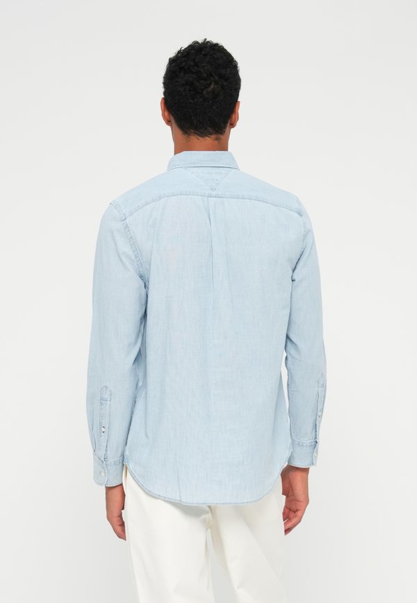 Tommy Hilfiger REGULAR FIT PATCH POCKET CHAMBRAY SHIRT - Shirt - light blue chambray