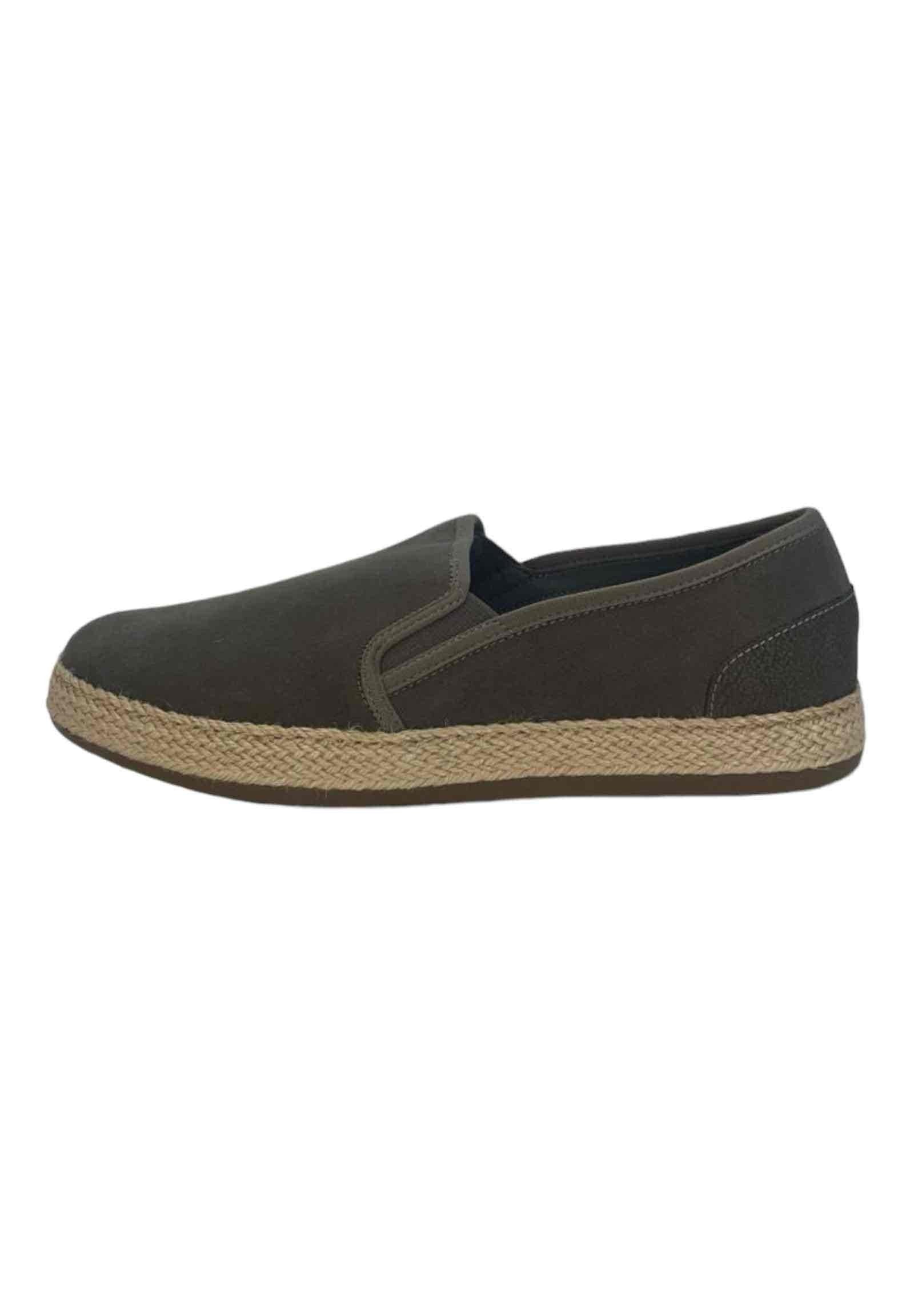 Braune Slipper aus strukturiertem Obermaterial mit einer gewebten Jutesohle. Niedriges Profildesign mit minimaler Naht und glatter Oberfläche.