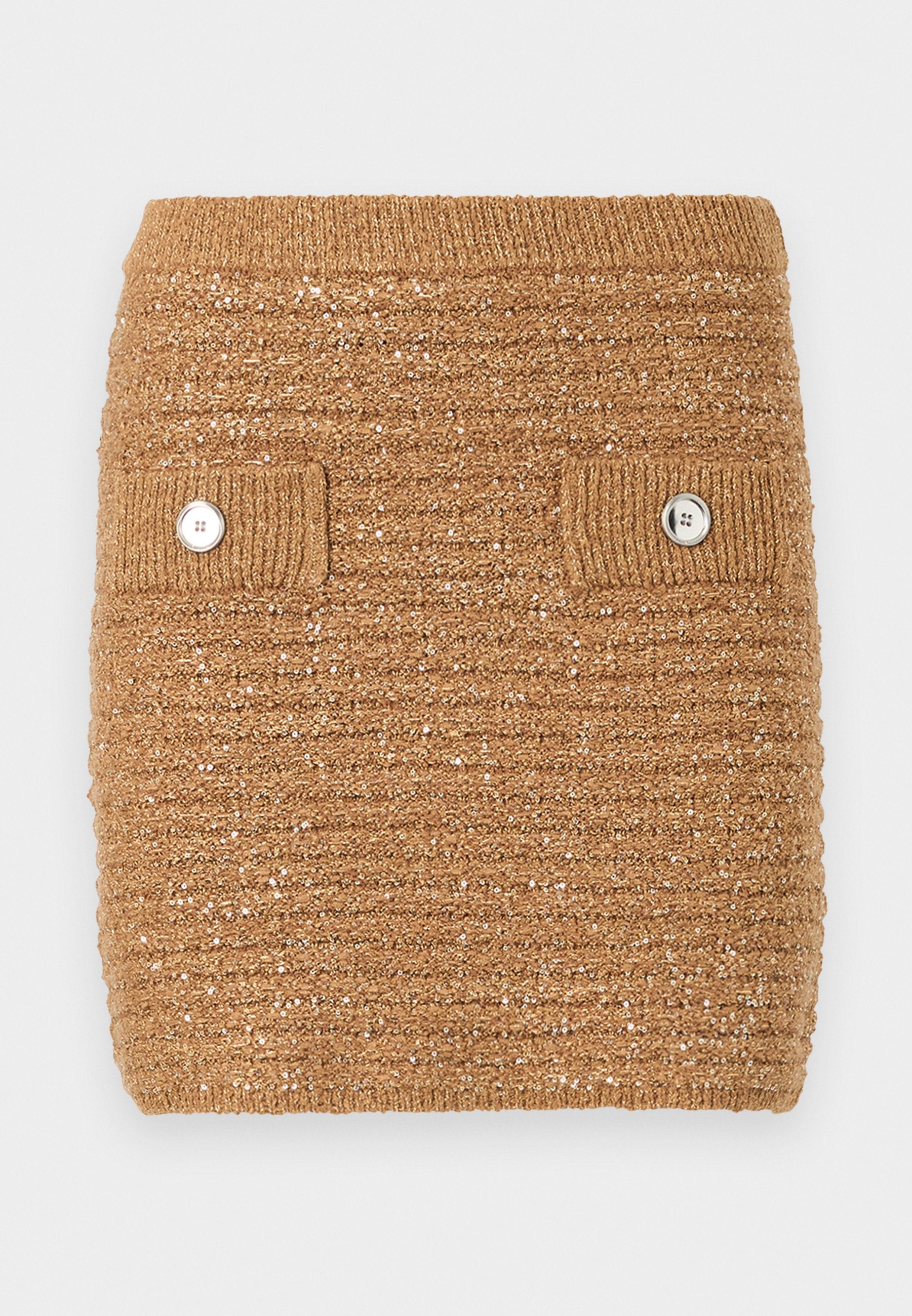 Brauner strukturierter Strickrock mit einem gerippten Bund und zwei vorderen Taschen mit weißen Knöpfen. Subtile Glitzerpartikel im gesamten Stoff.