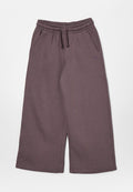 Lila Jogginghosen aus strukturiertem Stoff, mit einem elastischen Bund, seitlichen Taschen und einem legeren, weit geschnittenen Design.
