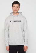Grauer Kapuzenpullover mit schwarzem Grafiktext, verfügt über eine Vordertasche, Zugbänder und gerippte Bündchen und Saum. Hergestellt aus weichem, strukturiertem Stoff.
