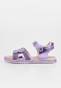 Lila metallic Kindersandale mit offenem Zehenbereich, verstellbarem Knöchelriemen und glitzernder herzförmiger Verzierung auf den vorderen Riemen.