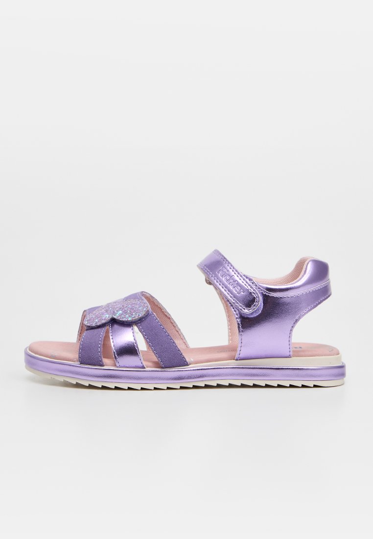 Lila metallic Kindersandale mit offenem Zehenbereich, verstellbarem Knöchelriemen und glitzernder herzförmiger Verzierung auf den vorderen Riemen.