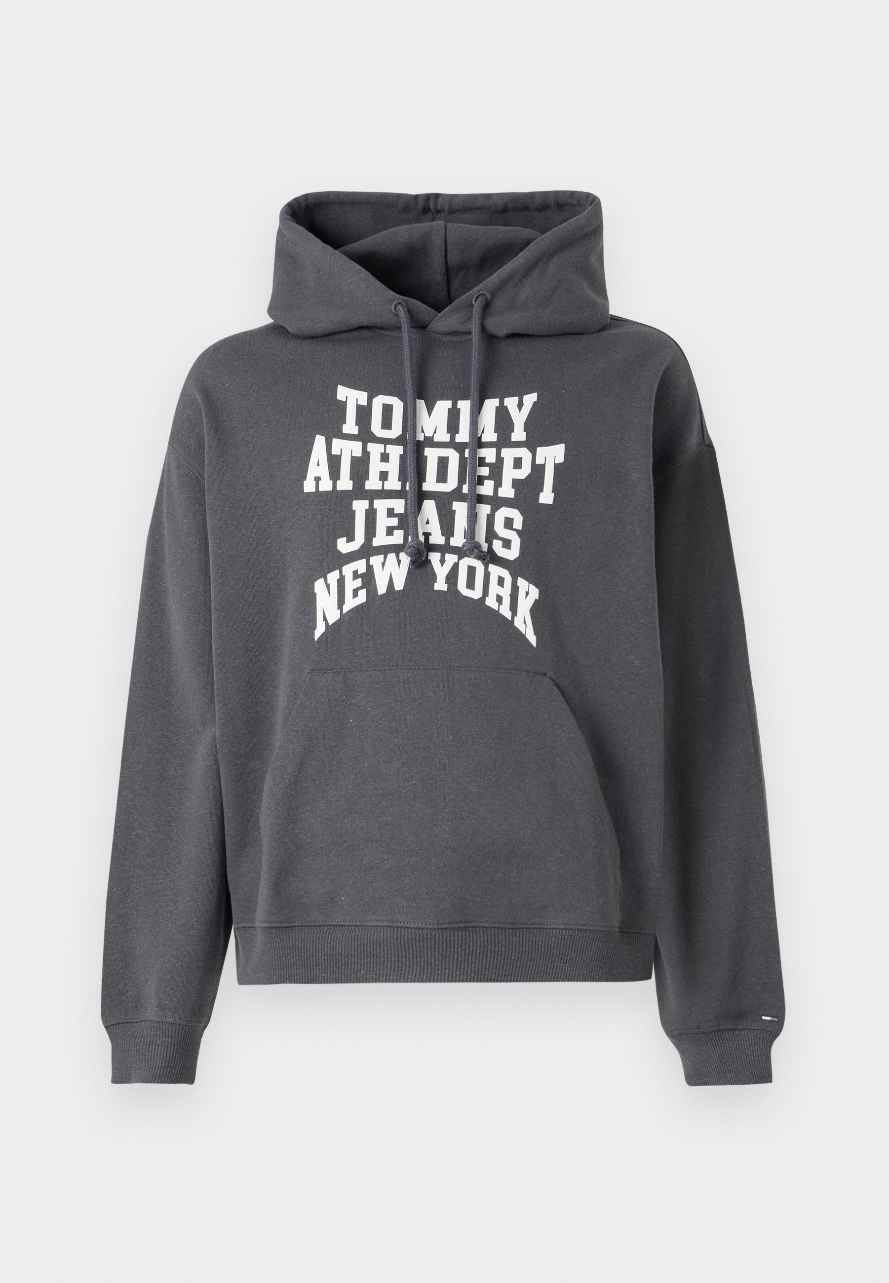 Grauer Hoodie mit Kordelzügen, großer Fronttasche und weißem Drucktext "TOMMY ATH DEPT JEANS NEW YORK" in fetter Schrift. Aus Baumwollmaterial.