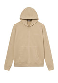 Beige Kapuzenpullover mit Reißverschluss, featuring einer Fronttasche und gerippten Bündchen. Minimalistisches Design mit gesticktem Text auf der Brust. Weiches Material.