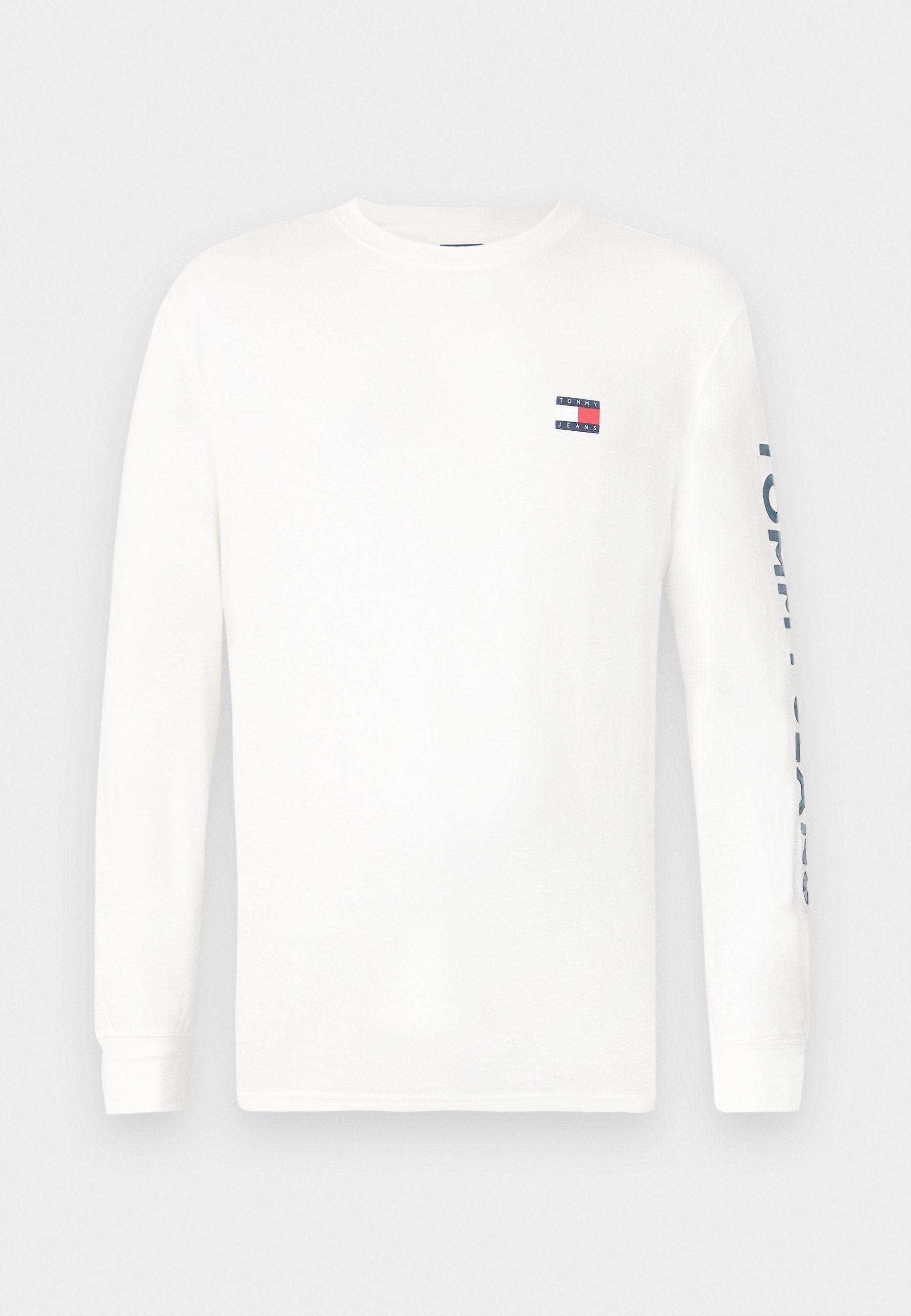 Weißes Langarm-T-Shirt aus Baumwolle, mit einem kleinen Logo auf der Brust und Text auf dem Ärmel in kontrastierender Farbe.