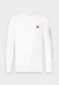 Weißes Langarm-T-Shirt aus Baumwolle, mit einem kleinen Logo auf der Brust und Text auf dem Ärmel in kontrastierender Farbe.