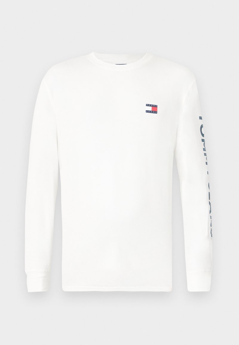 Weißes Langarm-T-Shirt aus Baumwolle, mit einem kleinen Logo auf der Brust und Text auf dem Ärmel in kontrastierender Farbe.