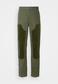 Olivgrüne Baumwollhosen mit gerippten Cordura-Patches an den Knien, gerade geschnitten und mit Fronttaschen.