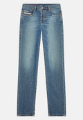 Helle blaue Denim-Jeans mit geradem Bein, fünf Taschen und dezenten Waschungen. Mit metallischem Knopf und Akzenten in der Naht.