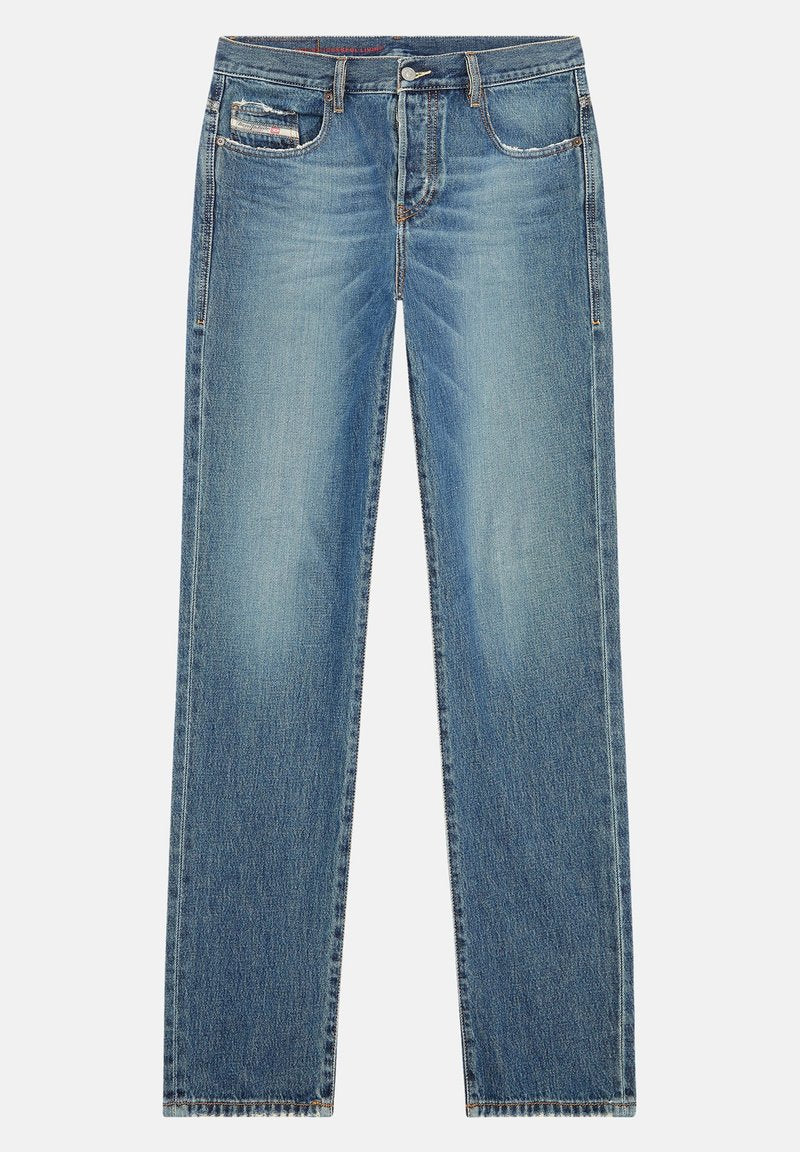 Helle blaue Denim-Jeans mit geradem Bein, fünf Taschen und dezenten Waschungen. Mit metallischem Knopf und Akzenten in der Naht.