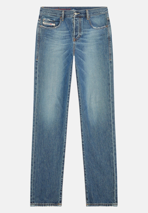 Helle blaue Denim-Jeans mit geradem Bein, fünf Taschen und dezenten Waschungen. Mit metallischem Knopf und Akzenten in der Naht.