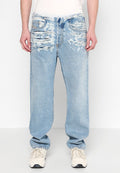 Hellblaue, ausgewaschene Jeans mit fransigen Details, lockerer Passform und klassischem Fünf-Taschen-Design, kombiniert mit weißen Sneakers.