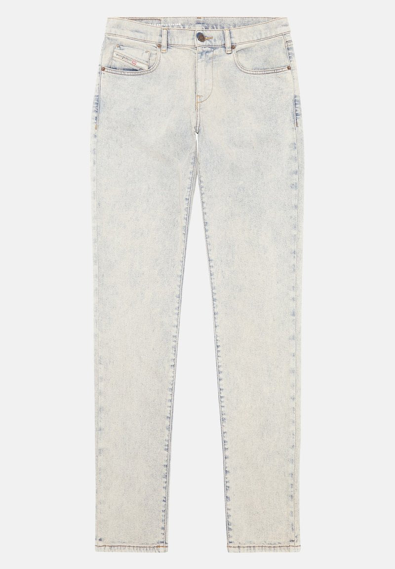 Helles blaues Denim-Jeans mit geradem Schnitt, fünf Taschen, dezentem Used-Look und Messingbeschlägen für Verschlüsse und Akzentuierungen.