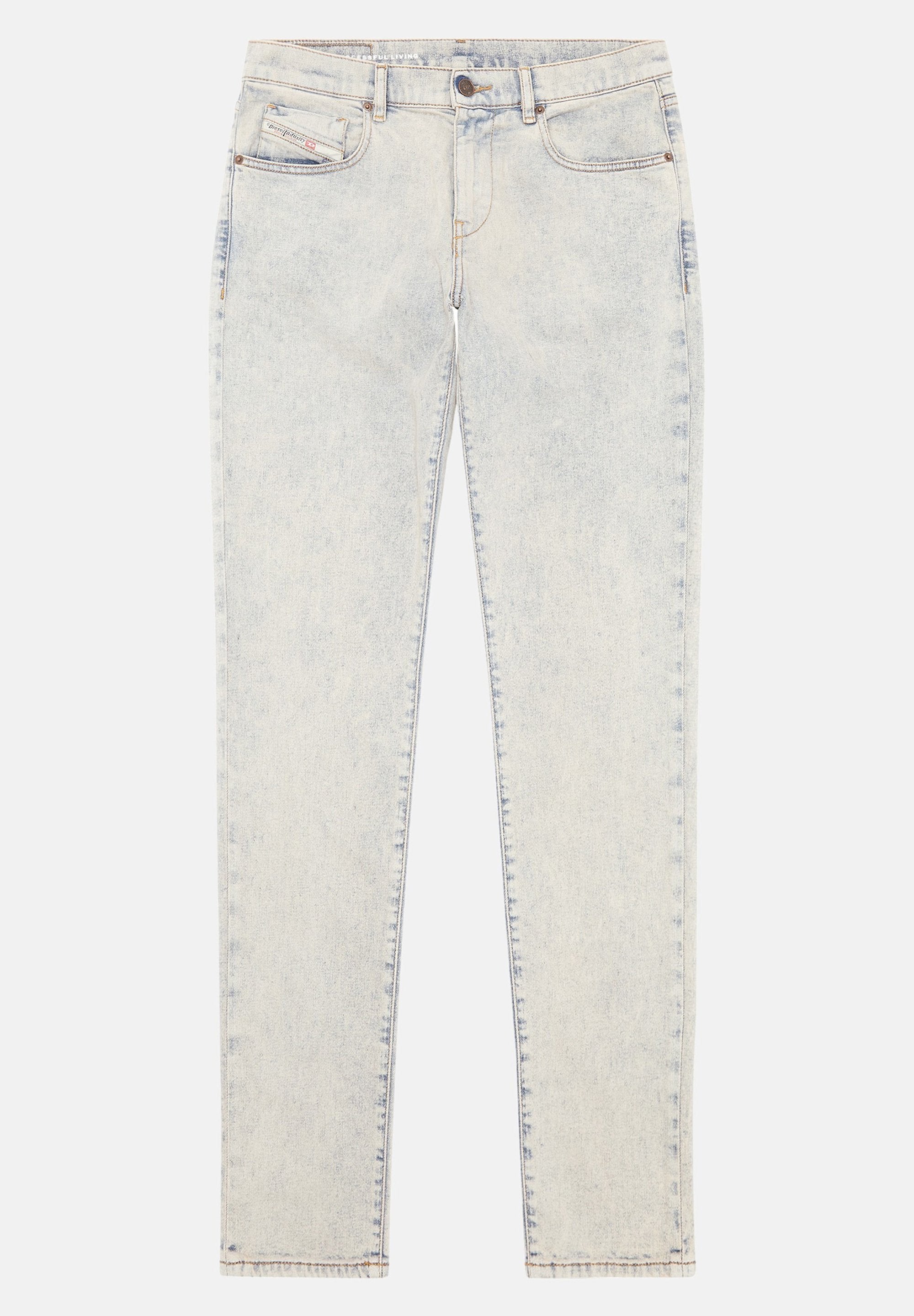 Helles blaues Denim-Jeans mit geradem Schnitt, fünf Taschen, dezentem Used-Look und Messingbeschlägen für Verschlüsse und Akzentuierungen.