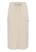 Beige Midi-Rock aus weichem Material, mit einem Kordelzugbund, zwei seitlichen Taschen und einem lockeren Schnitt mit glatter Textur.