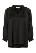 Schwarze Satinbluse mit V-Ausschnitt, gerafftem Kragen und langen Ärmeln mit elastischen Bündchen. Weiche Textur, leicht übergroße Silhouette.