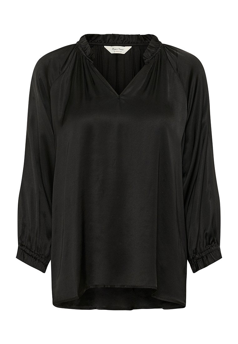 Schwarze Satinbluse mit V-Ausschnitt, gerafftem Kragen und langen Ärmeln mit elastischen Bündchen. Weiche Textur, leicht übergroße Silhouette.