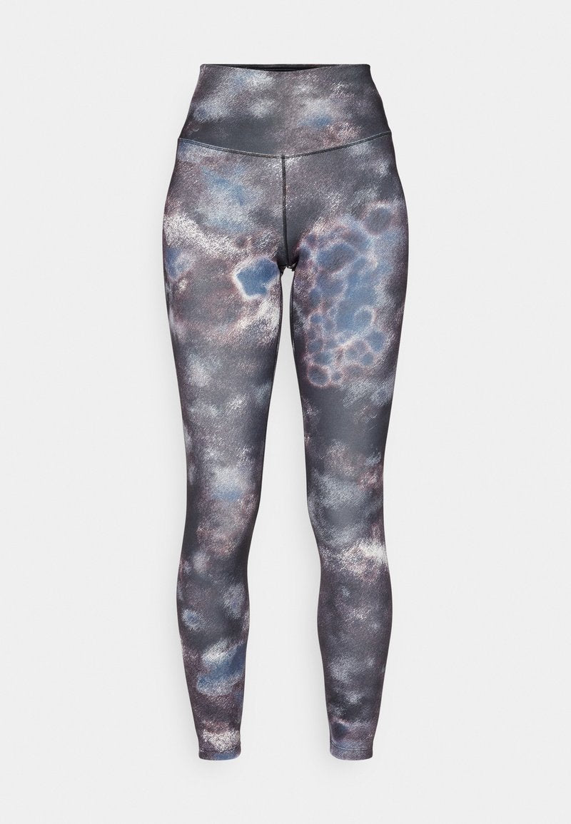 Hoch geschnittene Leggings mit einem mehrfarbigen Muster in Grau, Blau und Weiß. Hergestellt aus dehnbarem Stoff, texturierte Oberfläche mit flachen Nähten.
