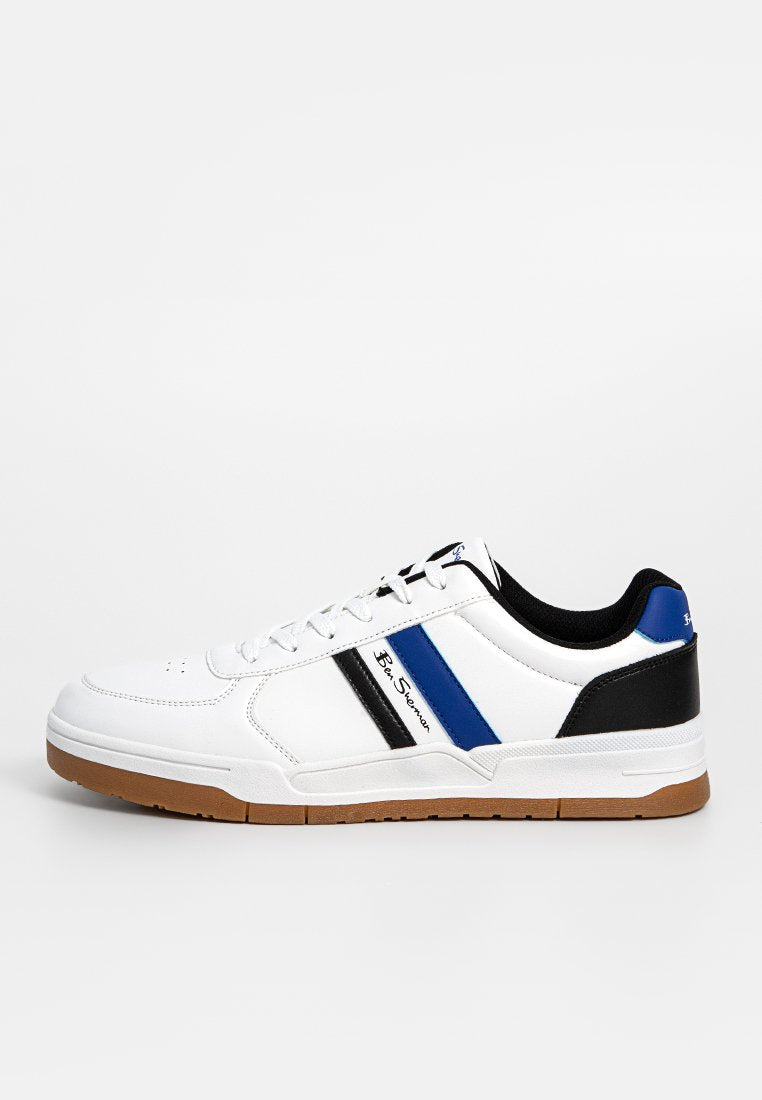 Weißer Sneaker mit blauen und schwarzen Streifen, Gummisohle und Schnürverschluss. Ausgestattet mit einem glatten, synthetischen Obermaterial und einer strukturierten Gummisohle.