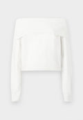 Weiße Schulterfreie Bluse aus weichem Strickmaterial, mit langen Ärmeln und Rippakzenten entlang des Halsausschnitts und der Bündchen.