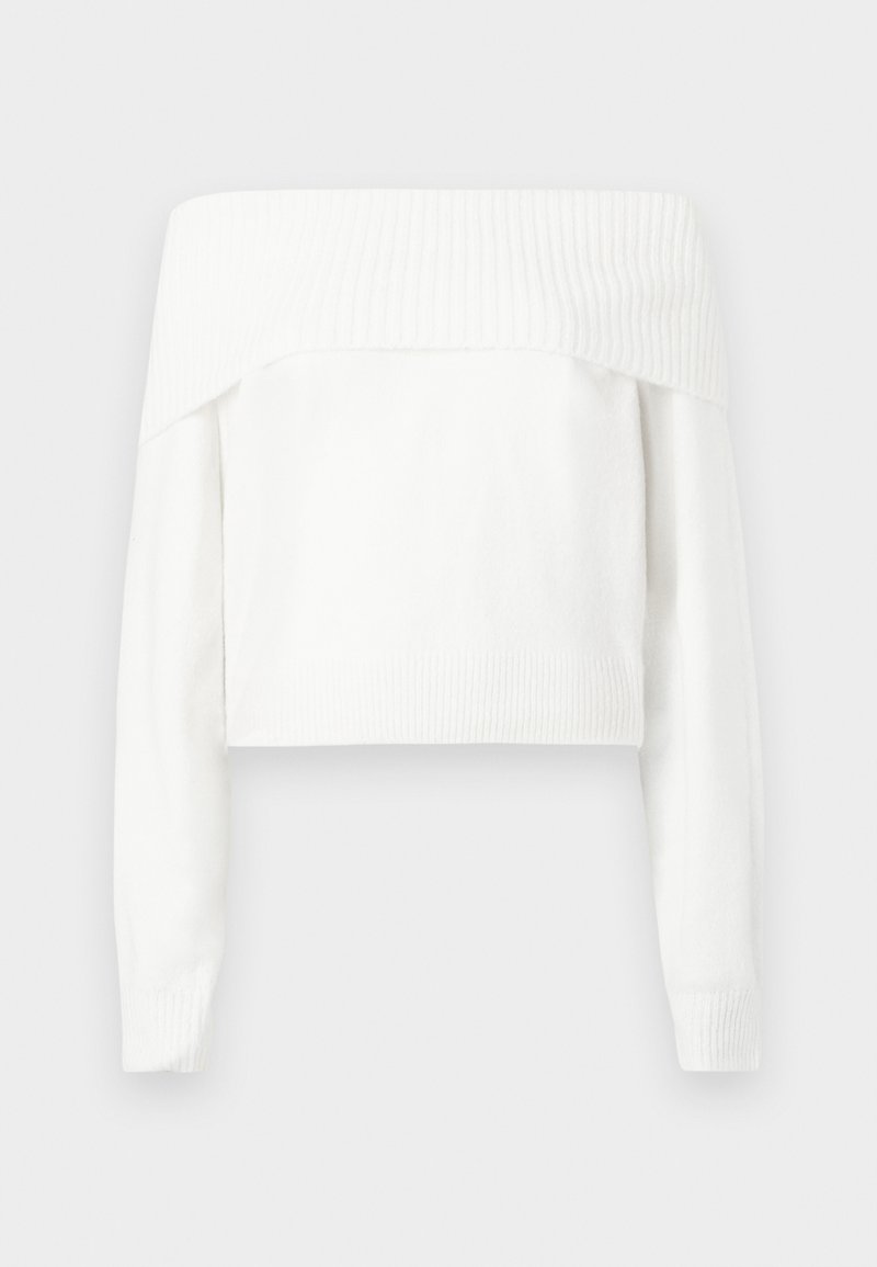 Weiße Schulterfreie Bluse aus weichem Strickmaterial, mit langen Ärmeln und Rippakzenten entlang des Halsausschnitts und der Bündchen.