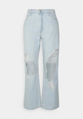 Helle blaue Jeans mit weitem Bein, die große, ausgefranste Ausschnitte an beiden Beinen aufweisen und im klassischen Fünf-Taschen-Stil gestaltet sind.