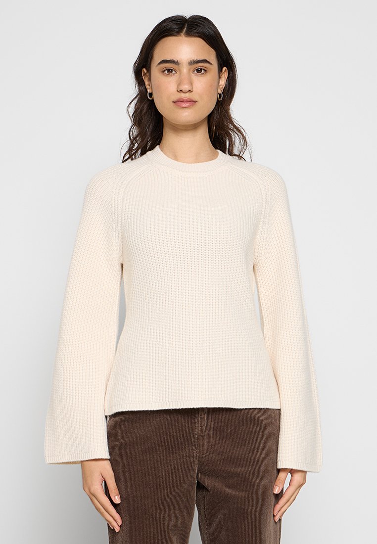 Cremfarbener, gerippter Pullover mit langen, ausladenden Ärmeln und rundem Ausschnitt, gefertigt aus strukturiertem Strickstoff. Keine sichtbaren Muster oder Akzente.