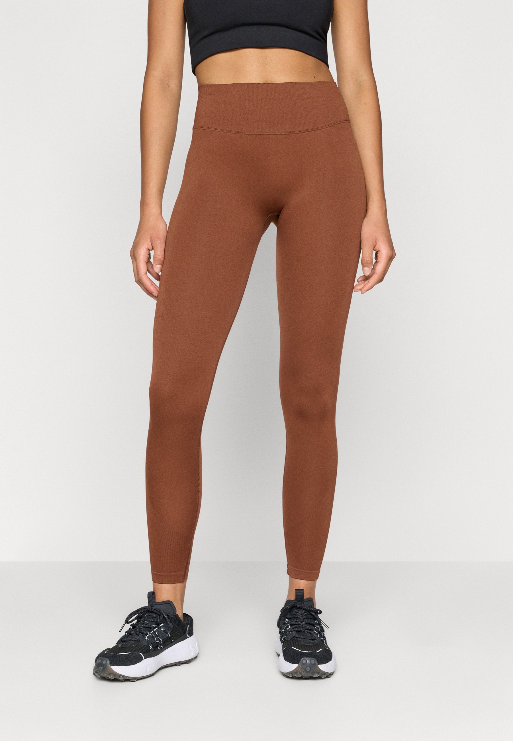 Stronger SEAMLESS CONTOUR SCRUNCH LEGGINGS