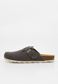 Brauner Slip-On-Clog mit verstellbarem Schnallenriemen, Korkfußbett und strukturierter beiger Sohle, seitlich auf einfarbigem Hintergrund abgebildet.