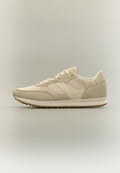 Beiger und cremefarbener Sneaker mit niedriger Schnittführung, Wildleder-Akzenten, Mesh-Einsätzen, Schnürverschluss und strukturierter Gummisohle.