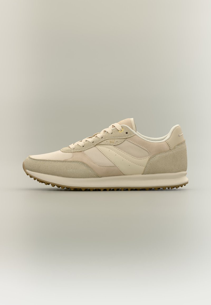 Beiger und cremefarbener Sneaker mit niedriger Schnittführung, Wildleder-Akzenten, Mesh-Einsätzen, Schnürverschluss und strukturierter Gummisohle.