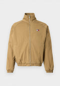 Hellbraune Zip-Jacke mit hohem Kragen, elastischen Bündchen und Saum; verfügt über ein kleines Logopatch mit roten, weißen und blauen Akzenten.