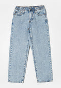 Hellblaue Jeans aus Denim mit elastischem Bund, Knopf- und Reißverschluss, Vorder- und Gesäßtaschen, flach auf weißem Hintergrund liegend.