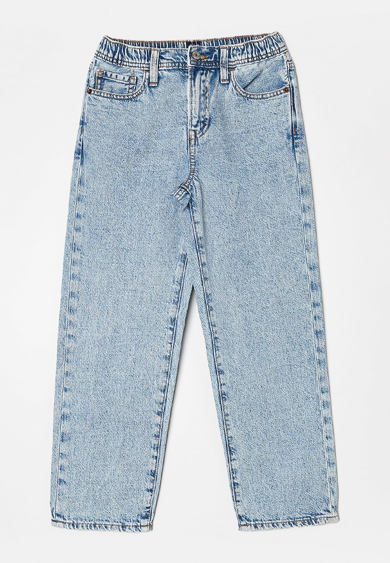 Hellblaue Jeans aus Denim mit elastischem Bund, Knopf- und Reißverschluss, Vorder- und Gesäßtaschen, flach auf weißem Hintergrund liegend.