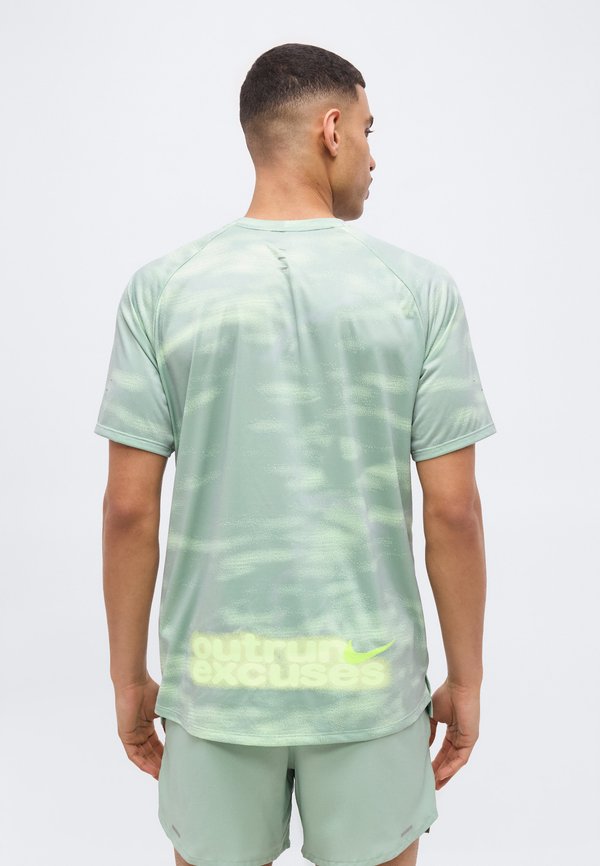 Nike Performance STRIDE - Sports T-shirt - steam/barely volt